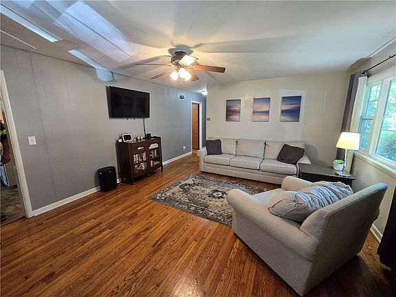 4th image of 403 Winchester St