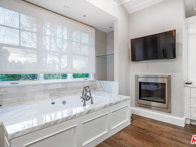 4800 Zelzah Ave — Photo 37