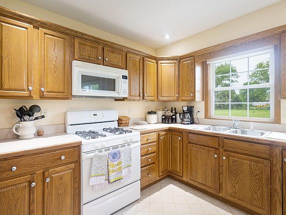 3rd image of 19393 Country Creek Ct