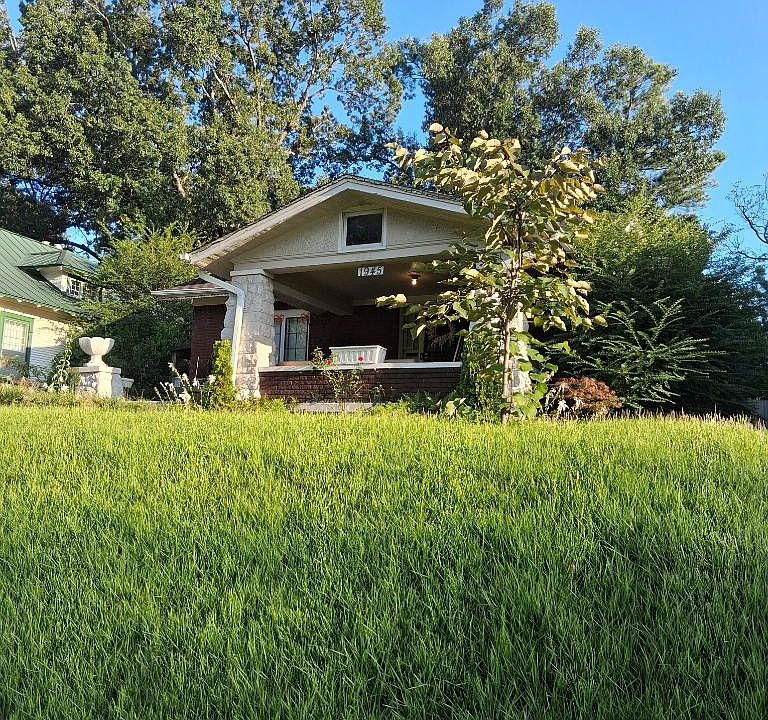 2nd image of 1945 Nelson Ave