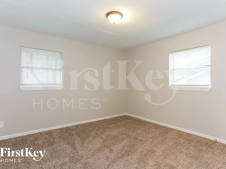 917 Montclair Dr — Photo 13