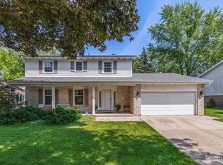 1903 Brentwood Ln E, Wheaton, IL 60189