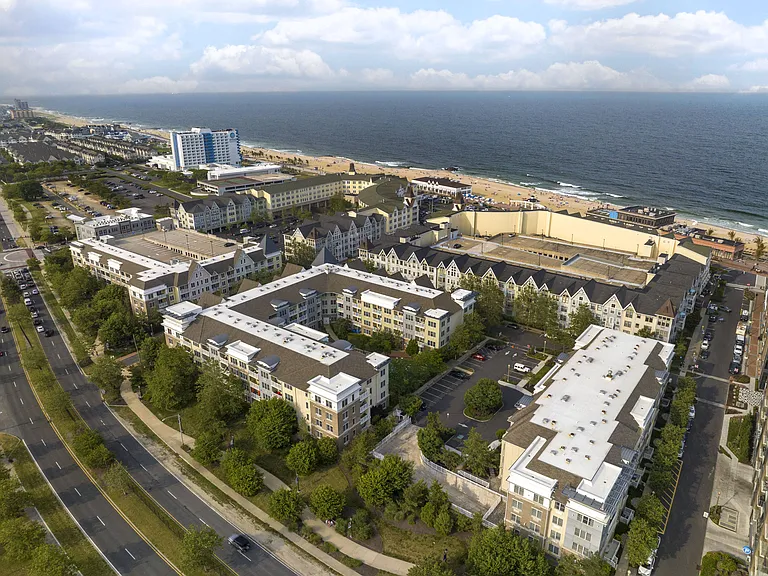Pier Village Apartments — Photo 33