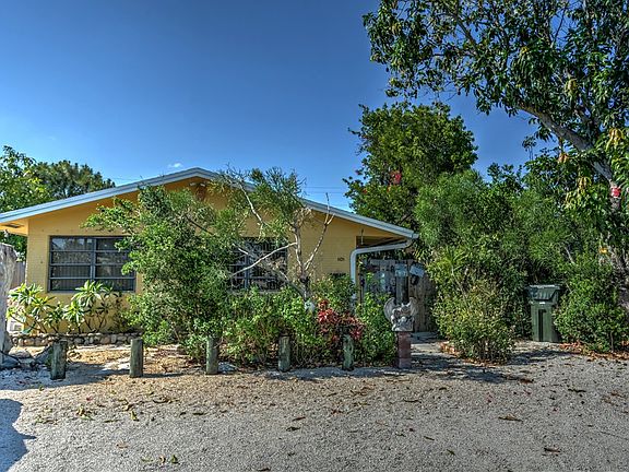 4th image of 805 NE 40th St