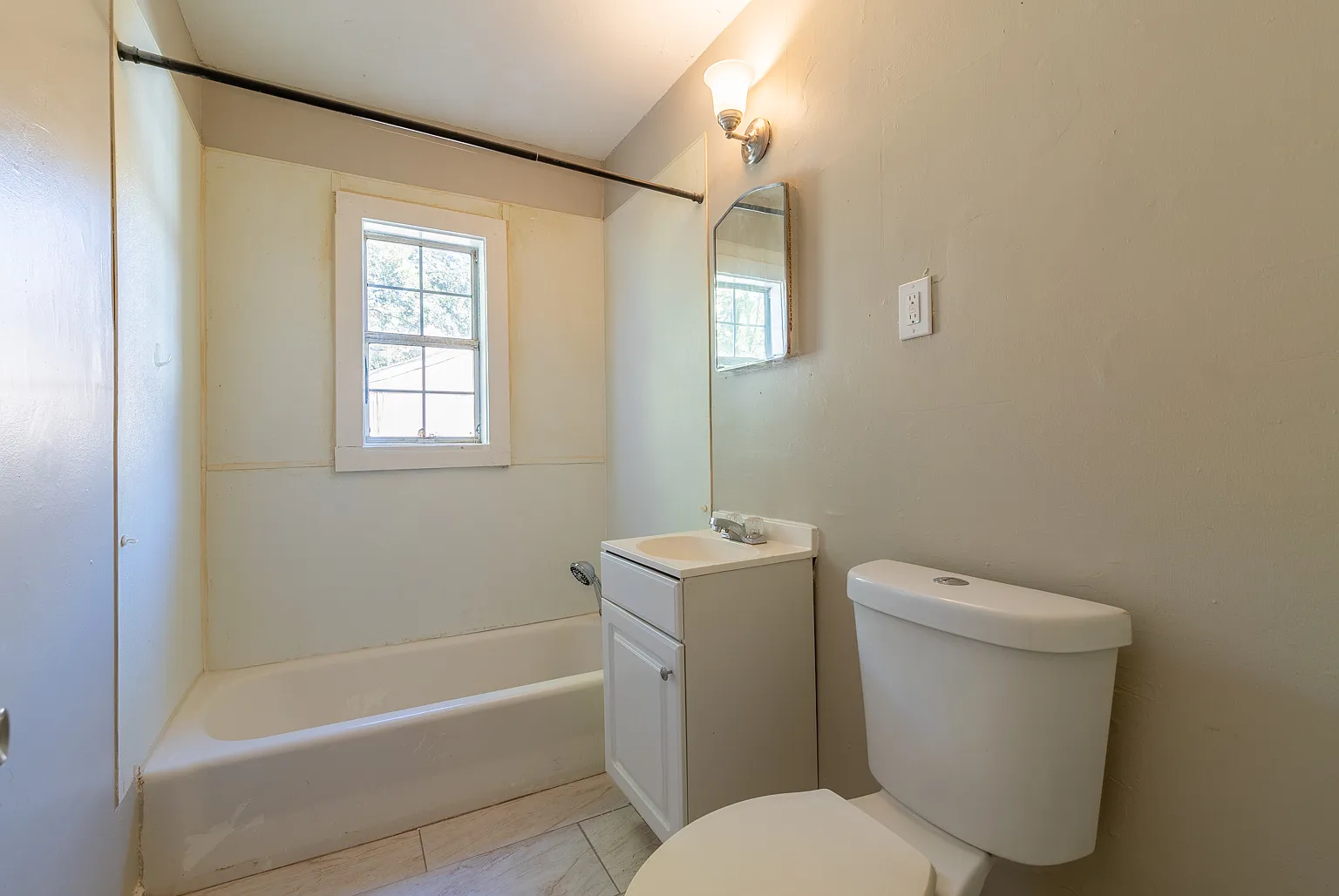1677 Echles Street - 1 — Photo 4