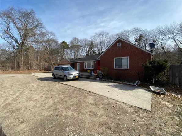 311 Middle Island Rd, Medford, NY 11763