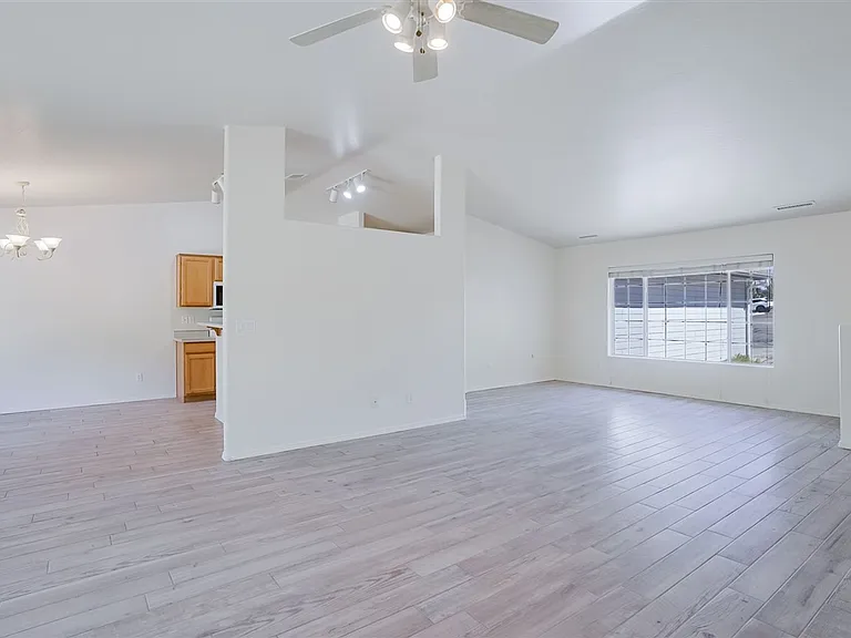 379 Badger Ct — Photo 10