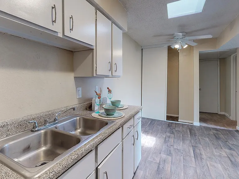 Tower Park Apartments — Photo 45