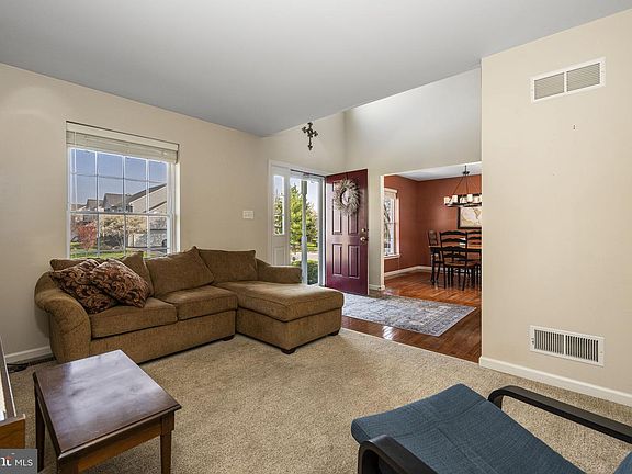 3rd image of 218 Cambridge Ln