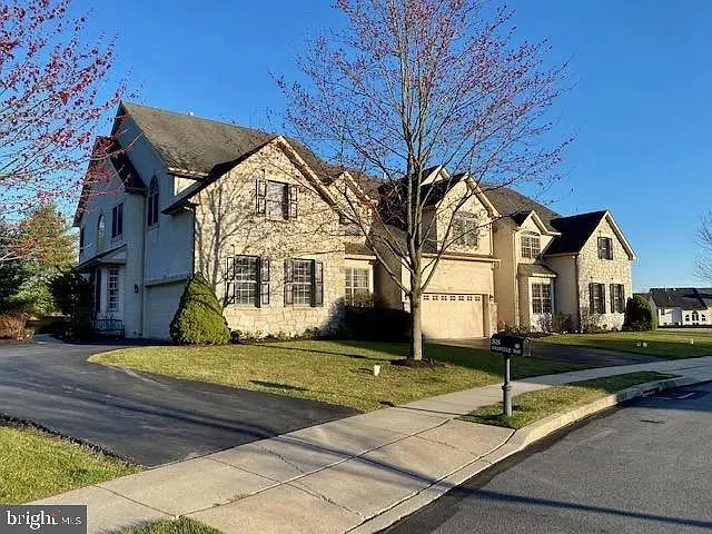 88 Granville Way — Photo 1