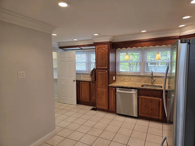 18-26 Bowen St #1 — Photo 10