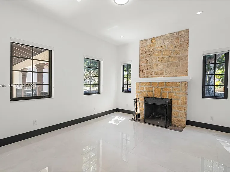 519 Alhambra Cir — Photo 44