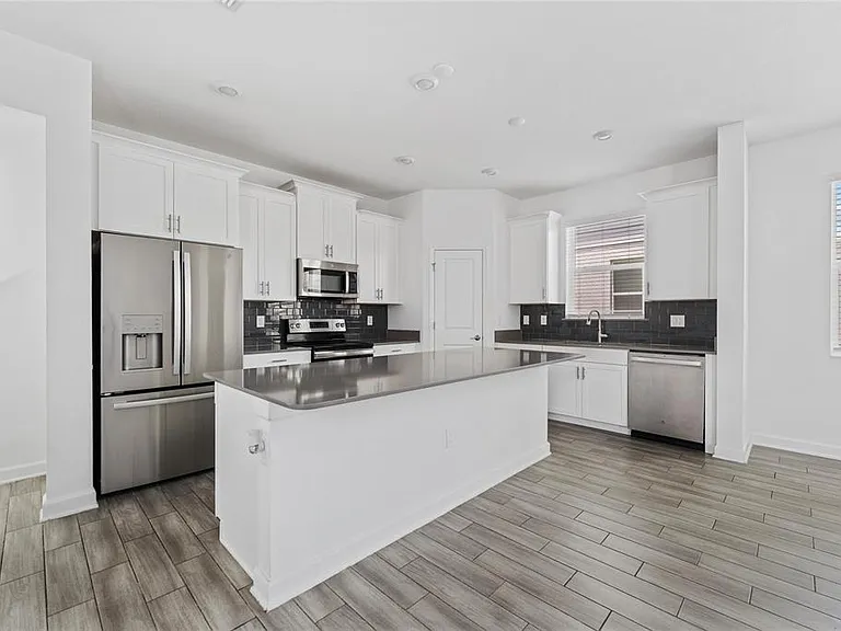 2999 Addison Blvd — Photo 10