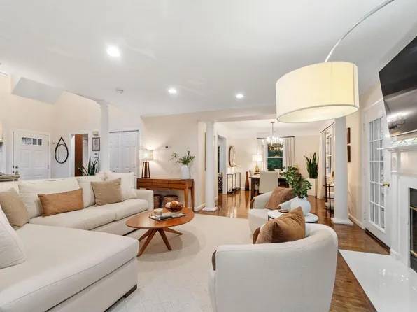 25 Pickman Dr, Bedford, MA 01730