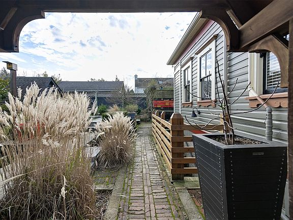 2nd image of 2221 Fernwood Rd