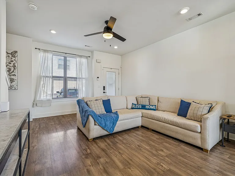 100 Thompson Ln #6 — Photo 13