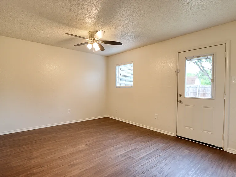 1017A NW Summercrest Blvd — Photo 2