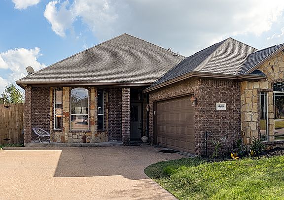 2nd image of 900 Delrey Dr