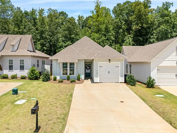 712 Village Dr, Opelika, AL 36801