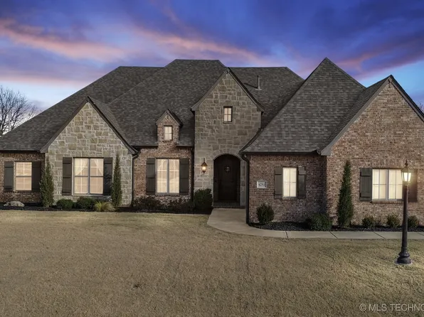 6251 N Creekwood Dr, Owasso, OK 74055