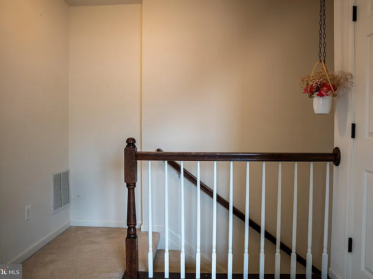 42243 Canary Grass Sq — Photo 48