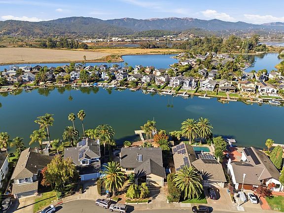 3rd image of 36 Del Oro Lagoon