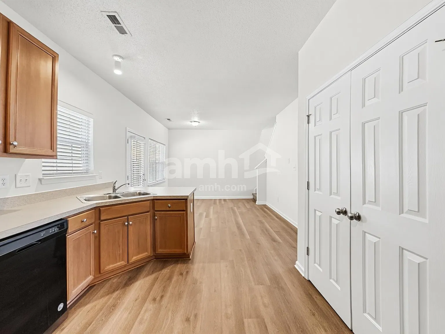 3 bed, 2.5 bath, 1642 sqft, $1,910 — Photo 4
