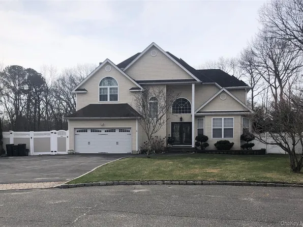 10 Debron Court, Centereach, NY 11720