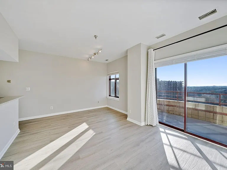 2400 Clarendon Blvd #Penthouse 12 — Photo 13