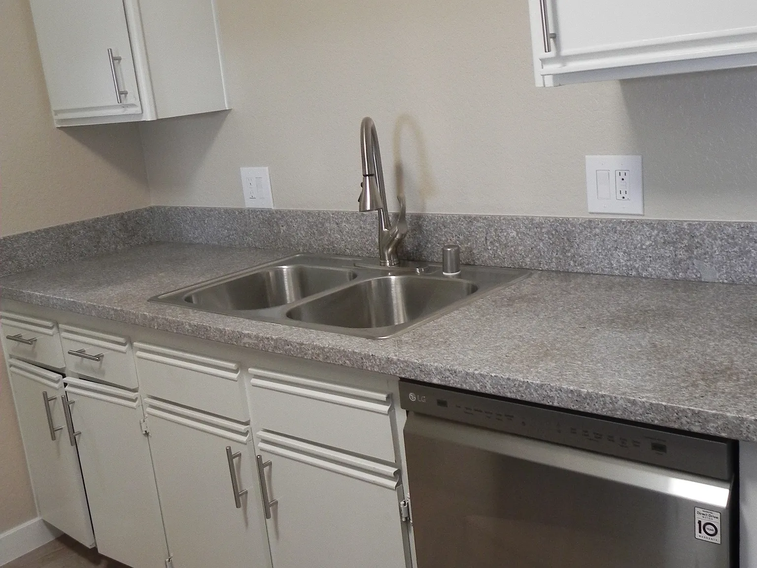 Chapman Villas Apartments — Photo 4
