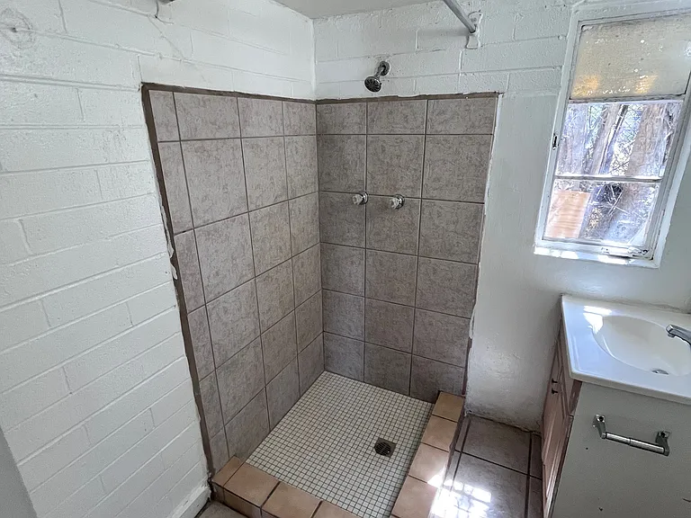 423 E 32nd St #D — Photo 7