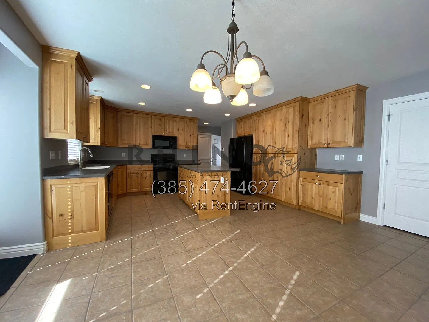 6 bed, 3.5 bath, 3065 sqft, $2,995 — Photo 3