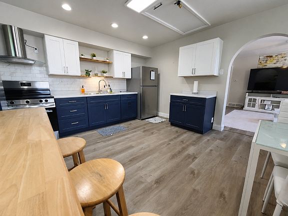 4th image of 3863 Evers St