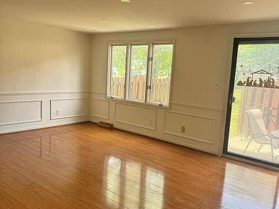 5th image of 354 Charlesgate Cir