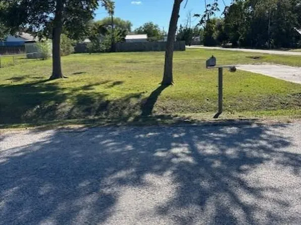 201 E Beecher Ave, Palacios, TX 77465
