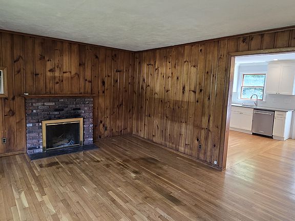 3rd image of 120 Abbott Dr
