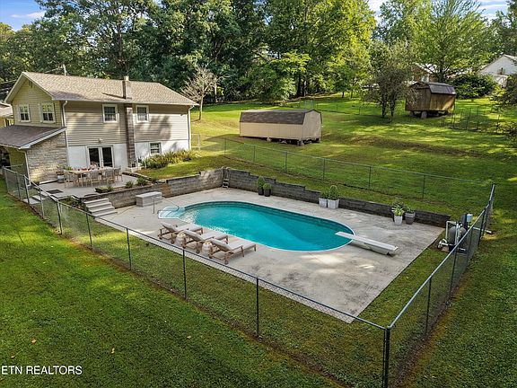3rd image of 155 Chestnut Hill Rd