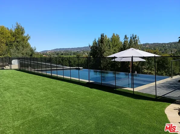 (undisclosed Address), Woodland Hills, CA 91367