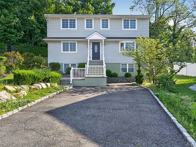 8 Lee Gray Ct — Photo 1