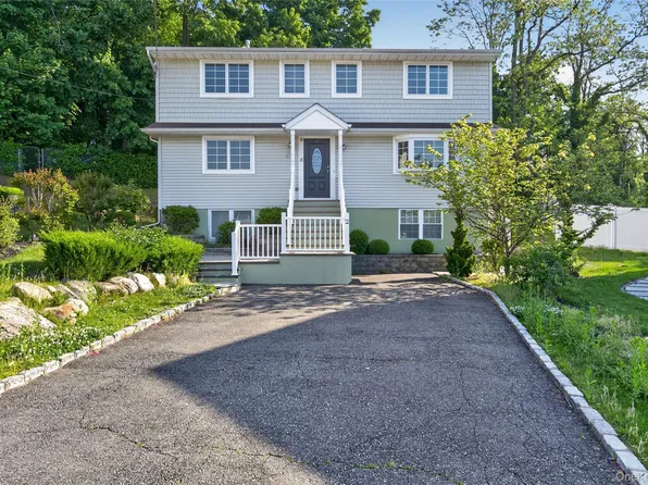 8 Lee Gray Ct, Glen Cove, NY 11542