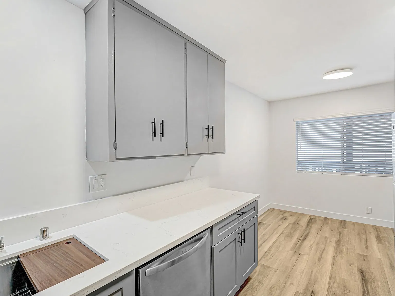 847 6th St in Santa Monica - steps to Montana Ave! — Photo 2