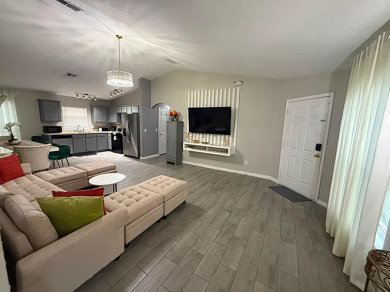 1875 Royal Ridge Dr — Photo 15