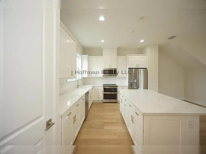 4 bed, 3.5 bath, 2405 sqft, $4,600 — Photo 4
