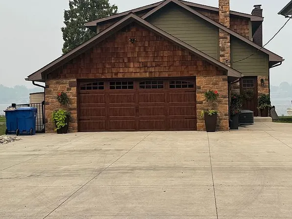 945 Stratton Dr, Waterford, MI 48328