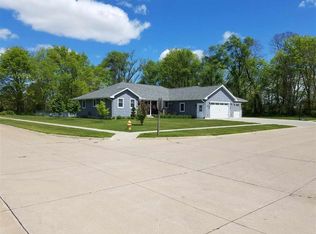 1828 12th St, Camanche, IA 52730