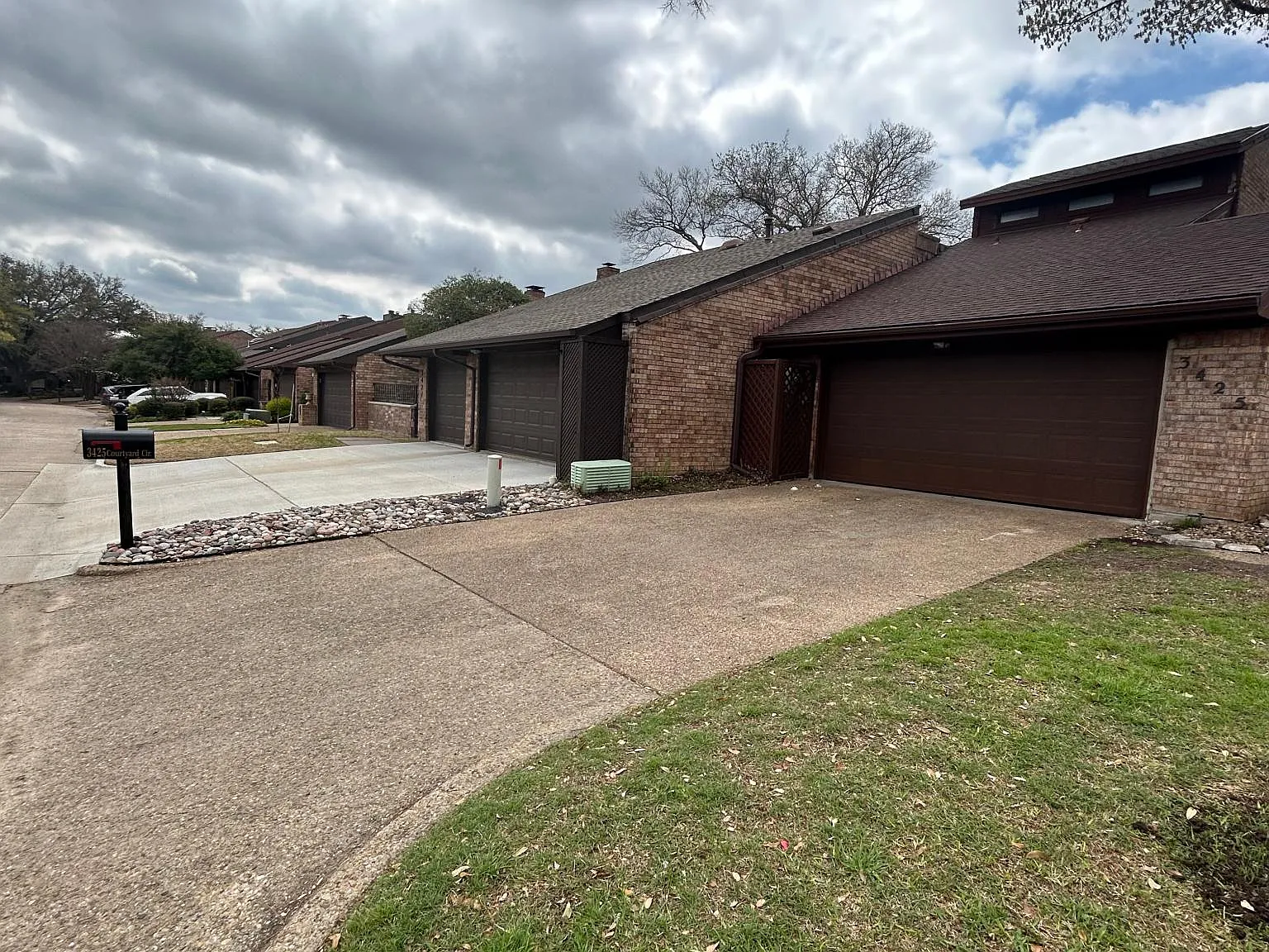 3425 Courtyard Cir — Photo 2