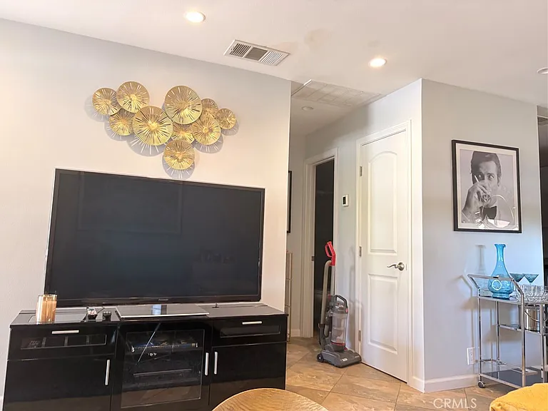 510 N Villa Ct — Photo 8