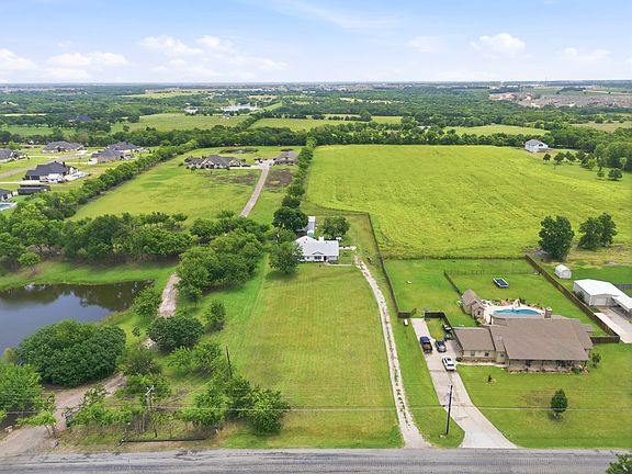 3rd image of 698 Hackberry Rd