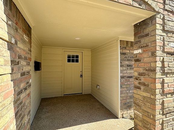 3rd image of 917 Briar Dr