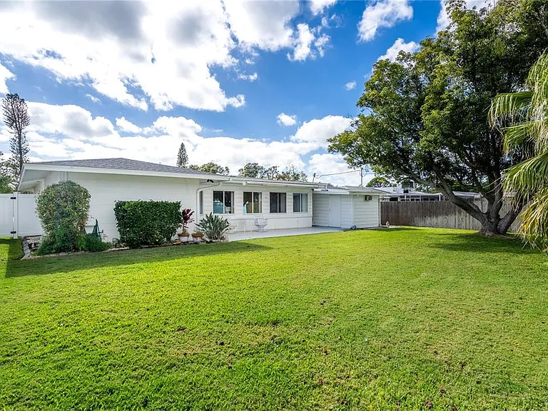 2449 Breakwater Cir — Photo 11